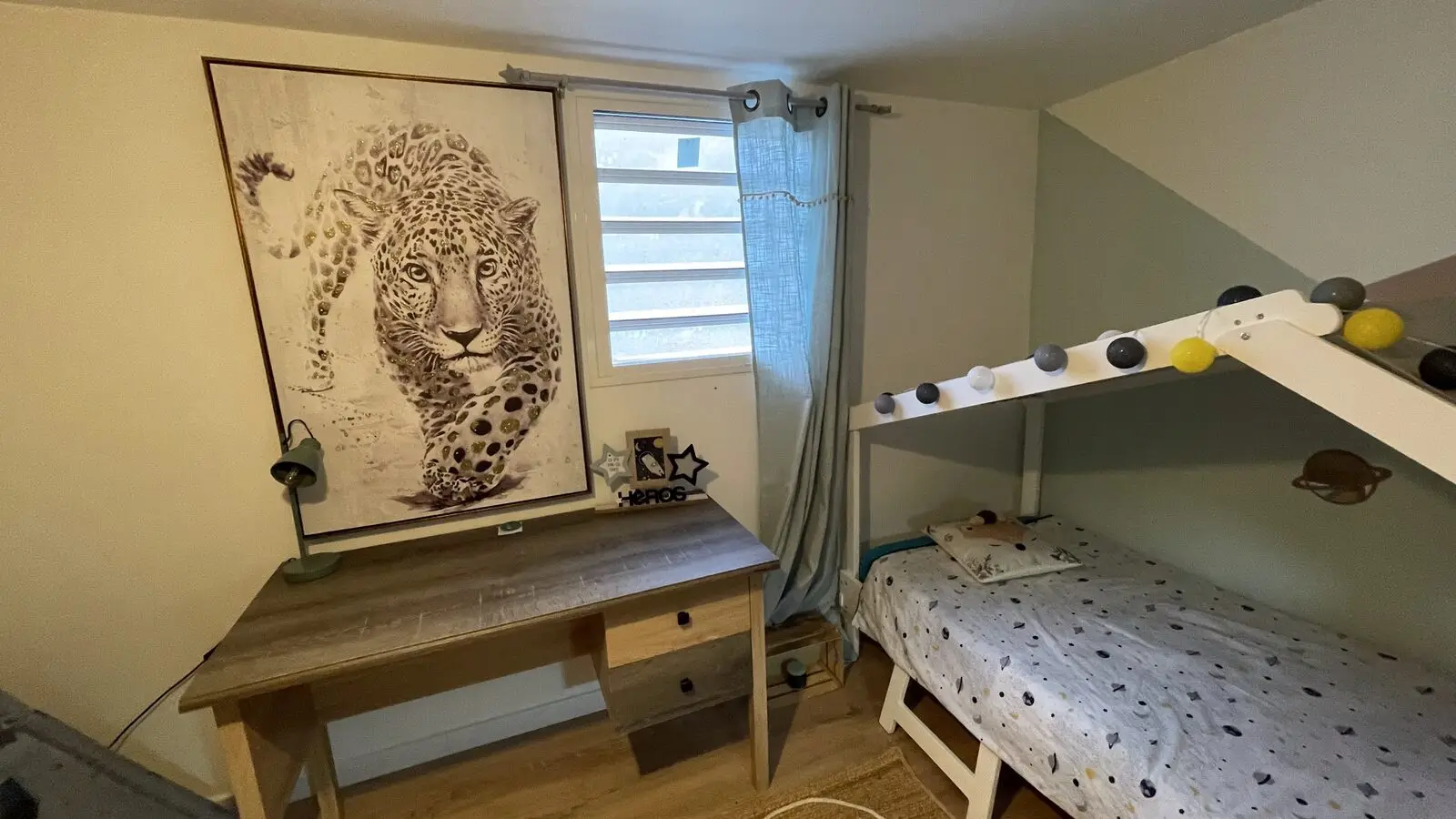 Chambre d’enfant avec bureau intégré et lit cabane