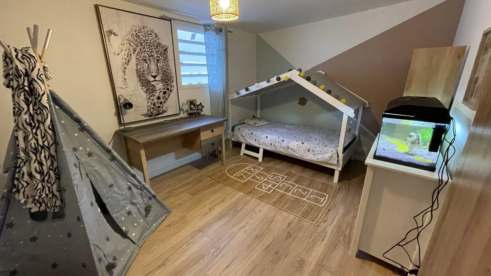 Chambre d’enfant dans l’extension d’étage créée à Saint-Denis, avec lit cabane et bureau