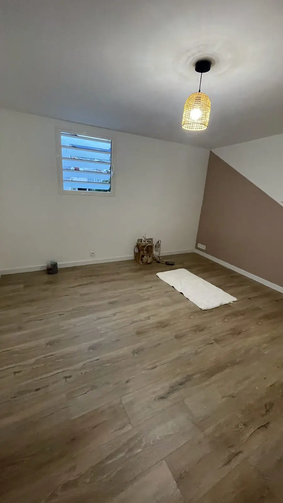 Une chambre terminée au même emplacement : parquet stratifié, murs peints, plafond isolé