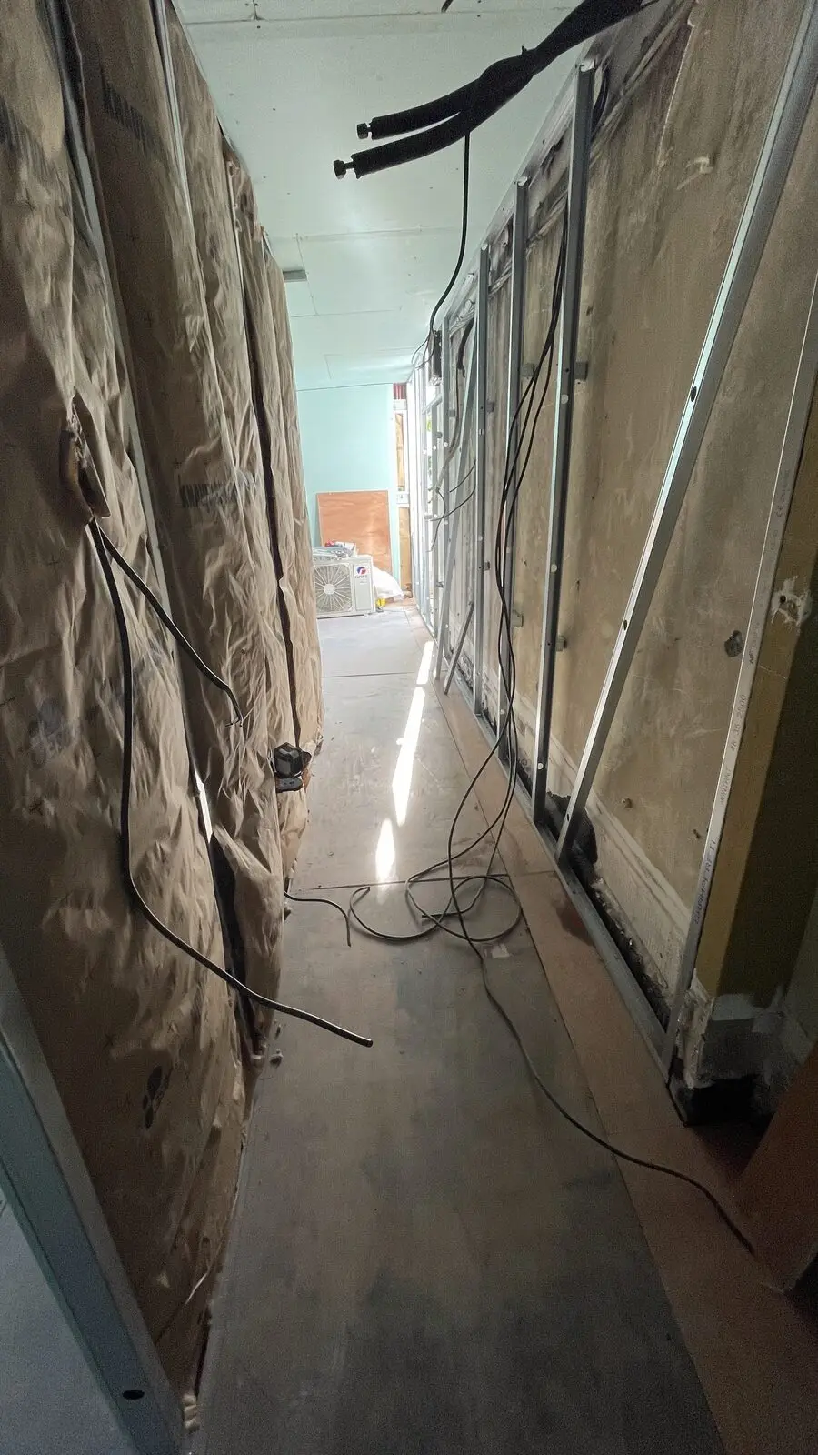 Couloir en cours de création, ossature métallique visible