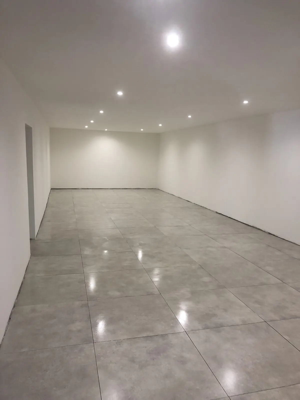 Extension de magasin terminée à Saint-Denis, sol carrelé et éclairage encastré