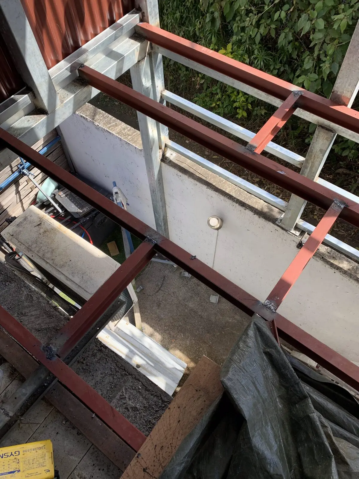 Assemblage des IPN et des poteaux métalliques en rive