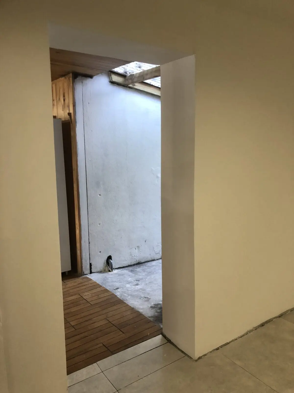 Jonction finie entre l’extension et le magasin existant