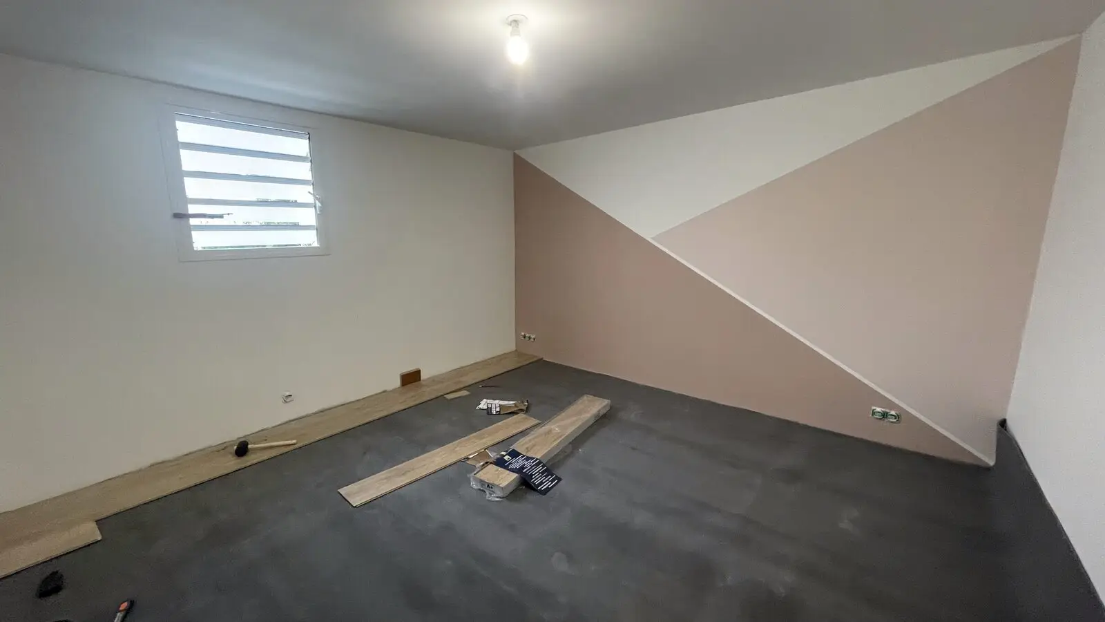 Chambre terminée avec sa peinture bicolore en diagonale