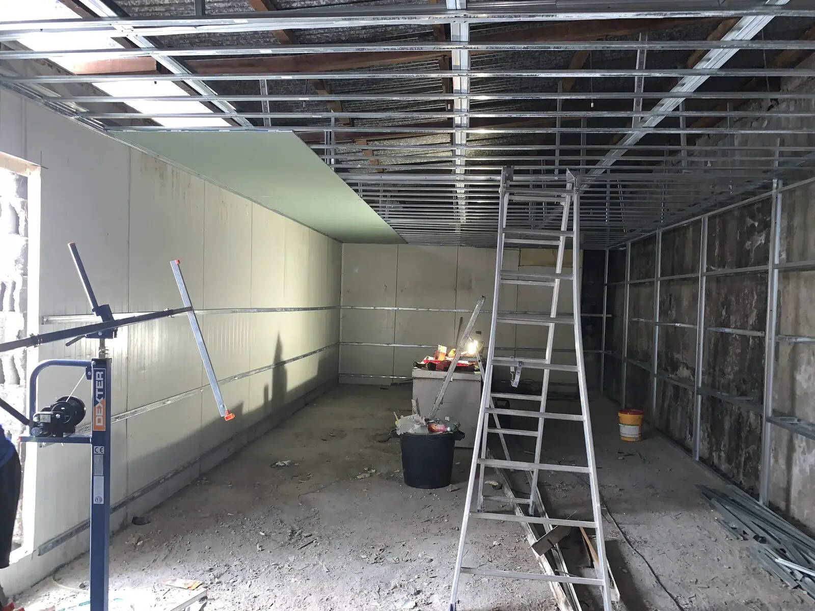Ossature métallique de plafond et de cloisons montée