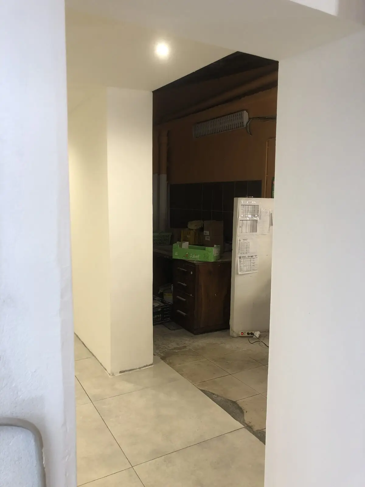 Ouverture reliant l’extension au magasin existant