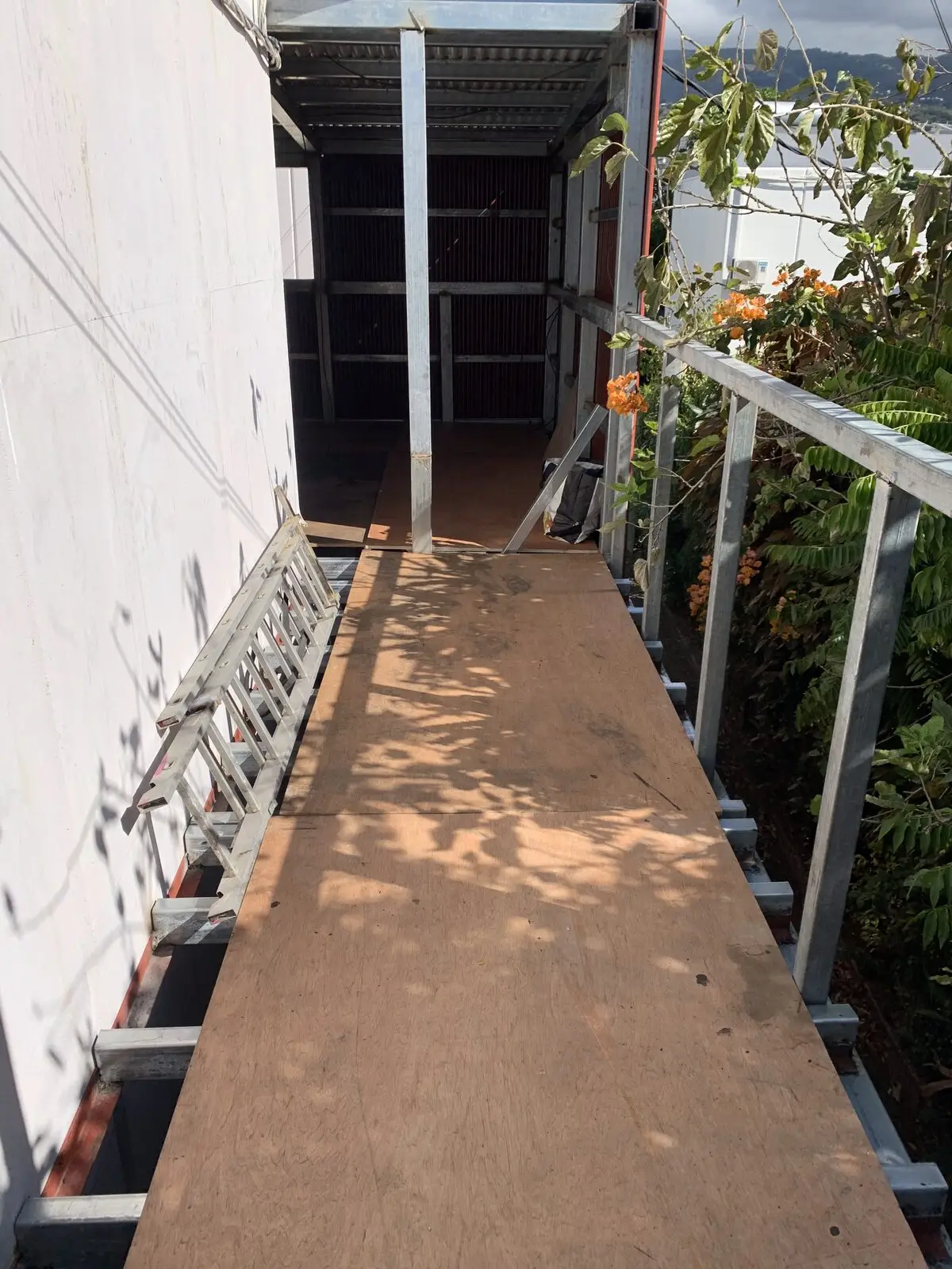 Passerelle d’accès avec plancher CTBX posé