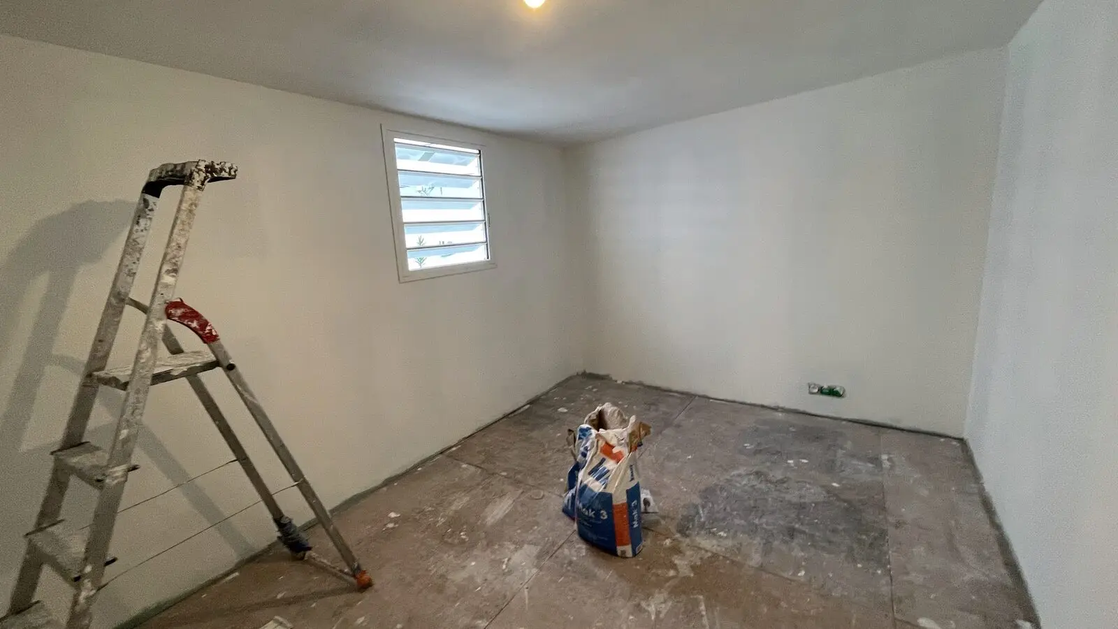 Plafond fermé, enduit et peint en blanc