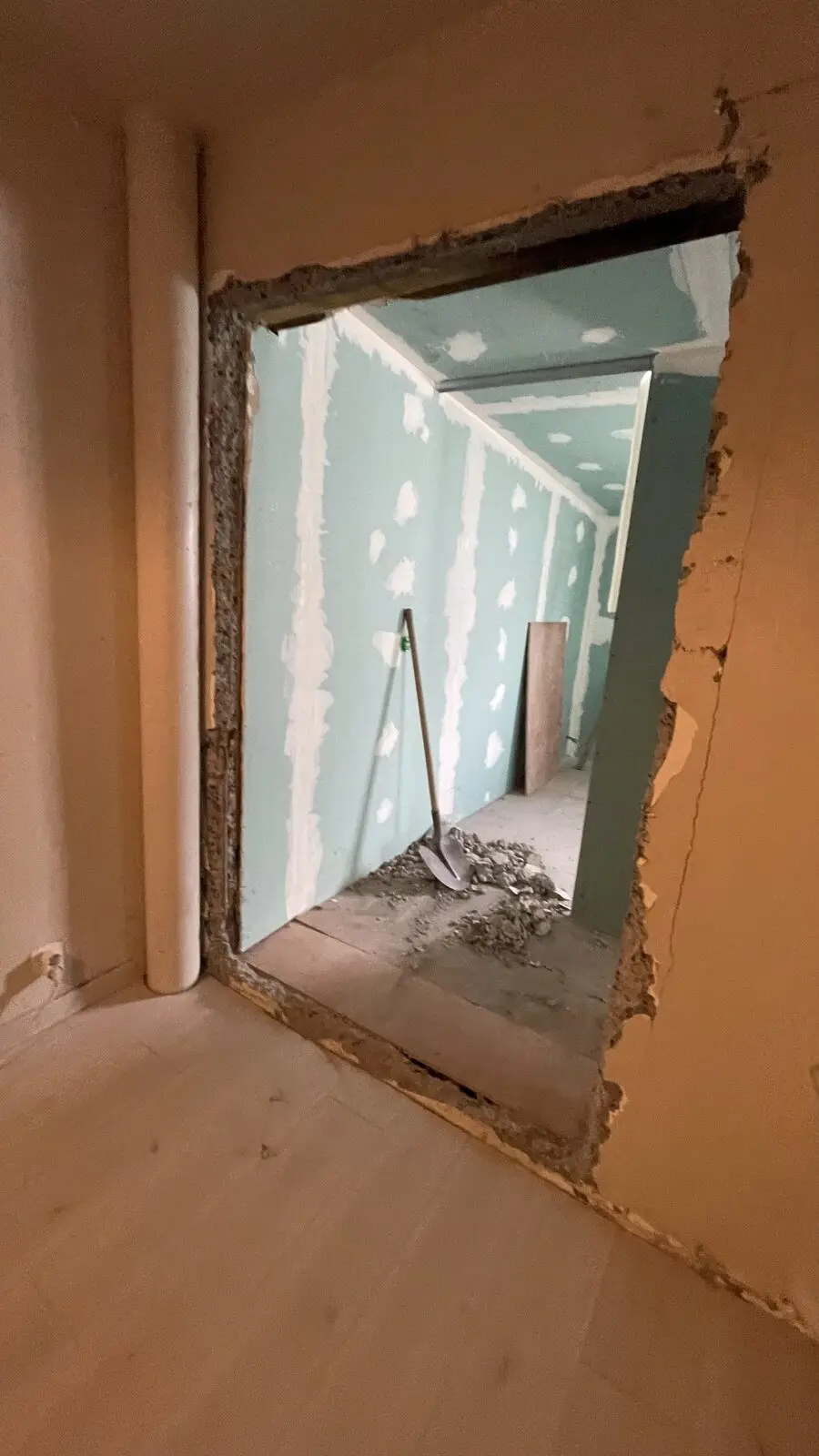 Percement du mur existant pour relier le nouvel étage