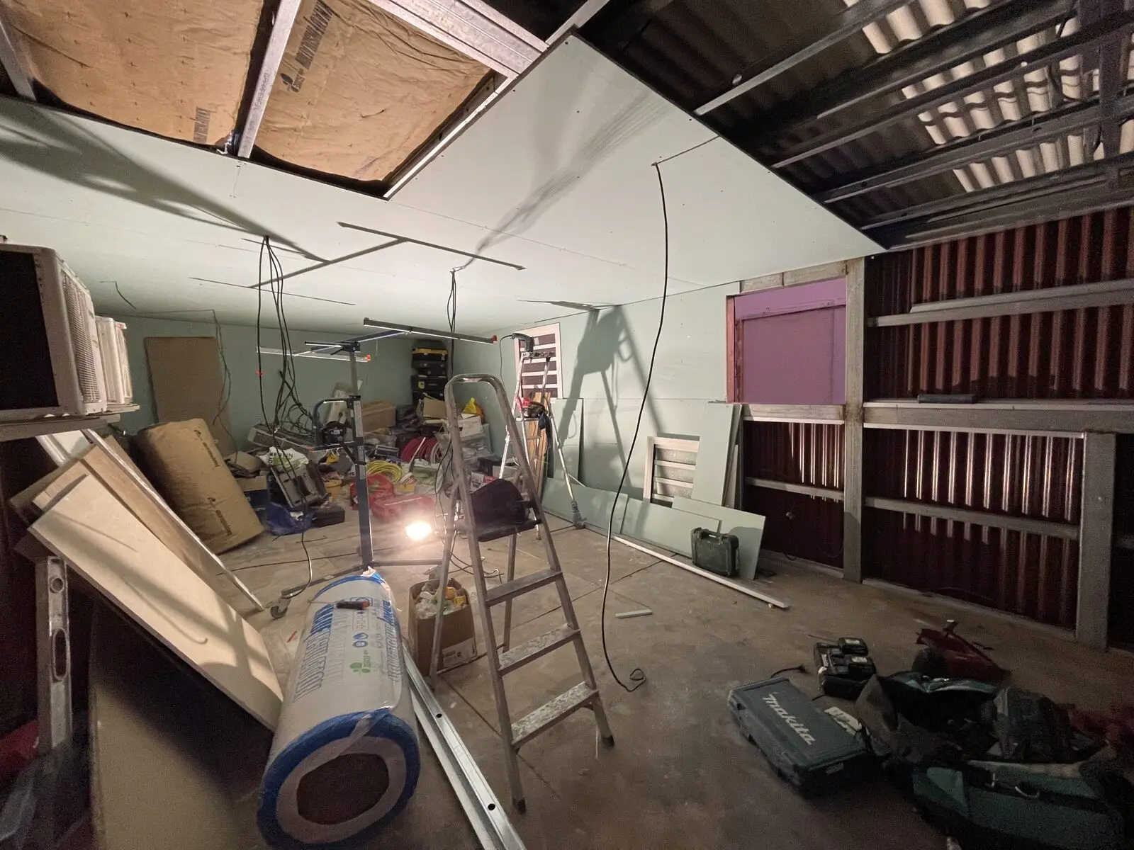 Plaques de plafond en cours de pose