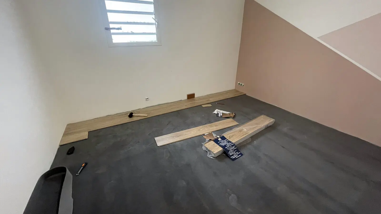 Pose du parquet stratifié en cours sur la sous-couche