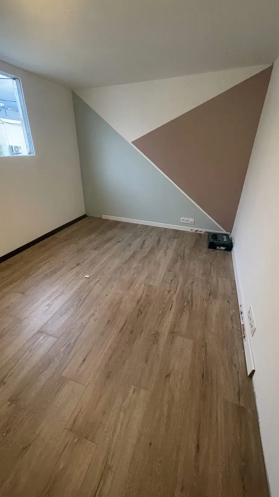 Chambre terminée, parquet stratifié posé et murs peints