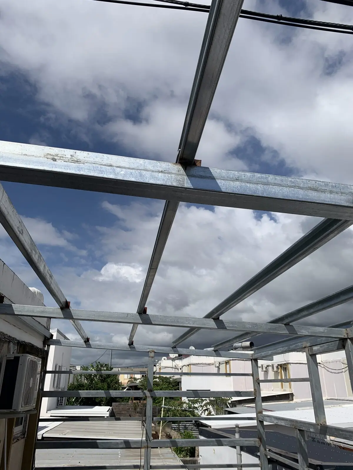 Portiques métalliques galvanisés vus contre le ciel