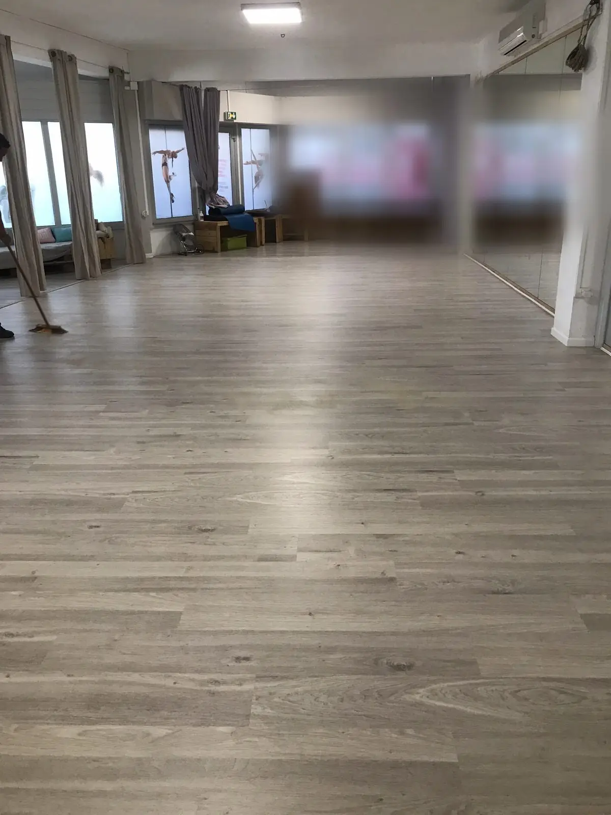 Salle terminée, vue d’ensemble du nouveau sol