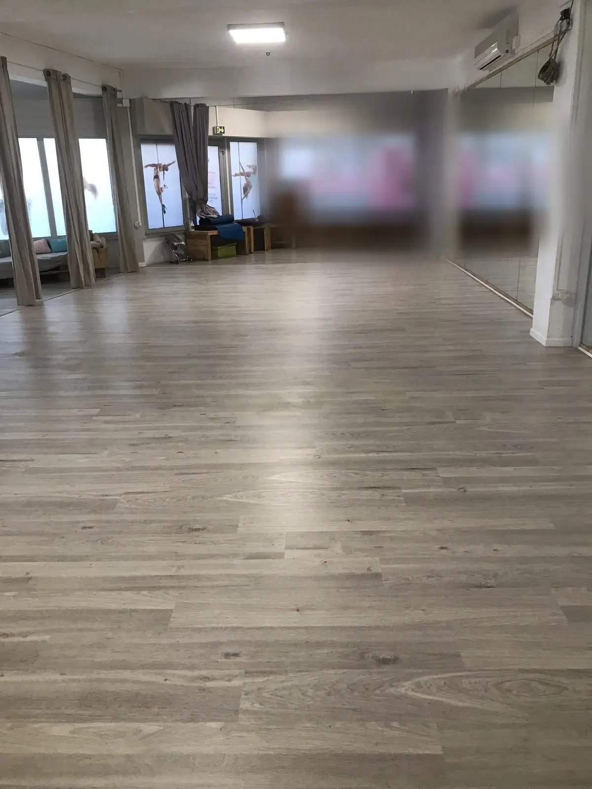 Grande salle professionnelle à Saint-Gilles après pose du nouveau sol stratifié