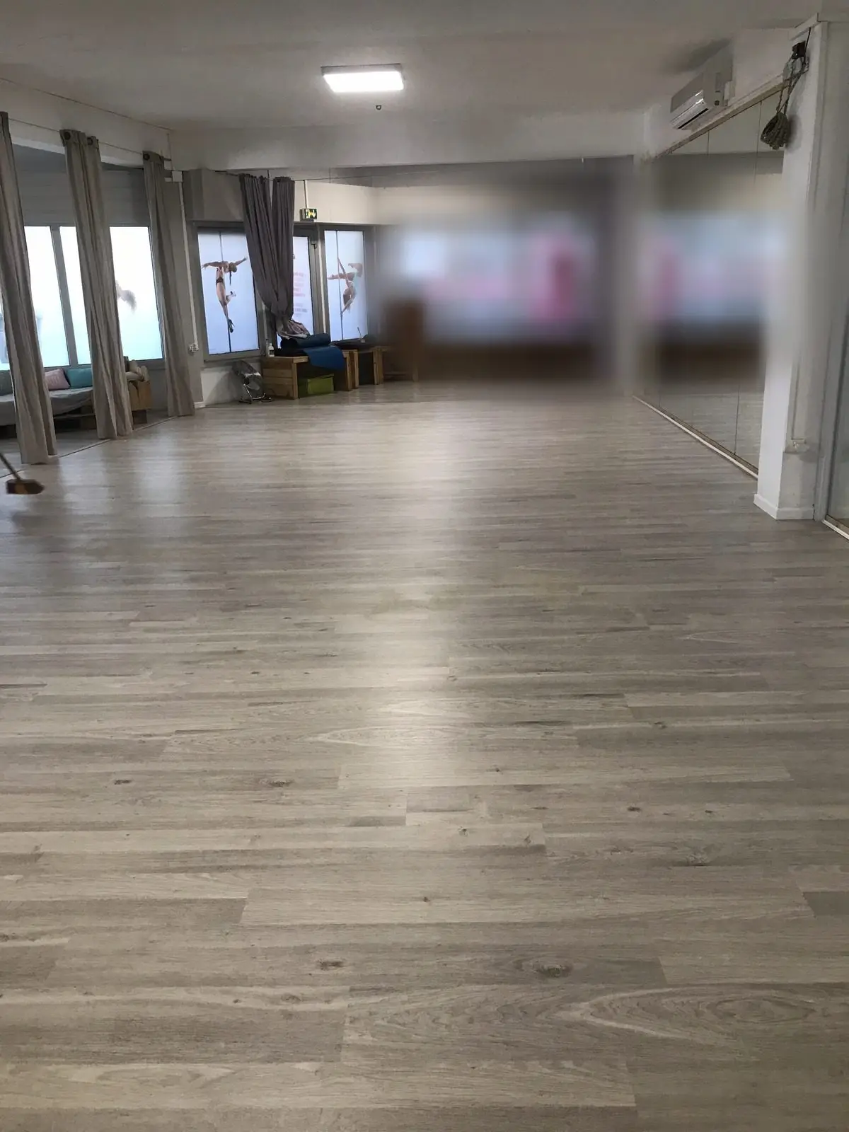 Fond de salle après pose, sol homogène sur toute la longueur