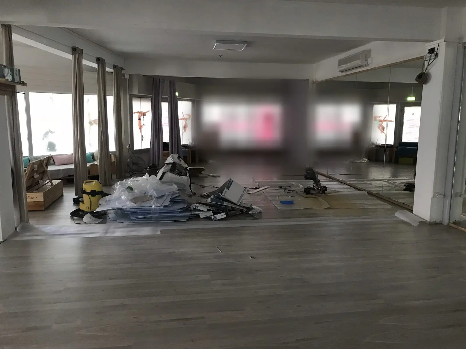 Grande salle professionnelle avant travaux, ancien sol gris usé