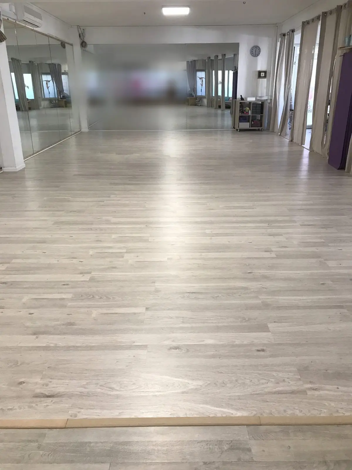 Seuil et raccord de finition en limite de salle