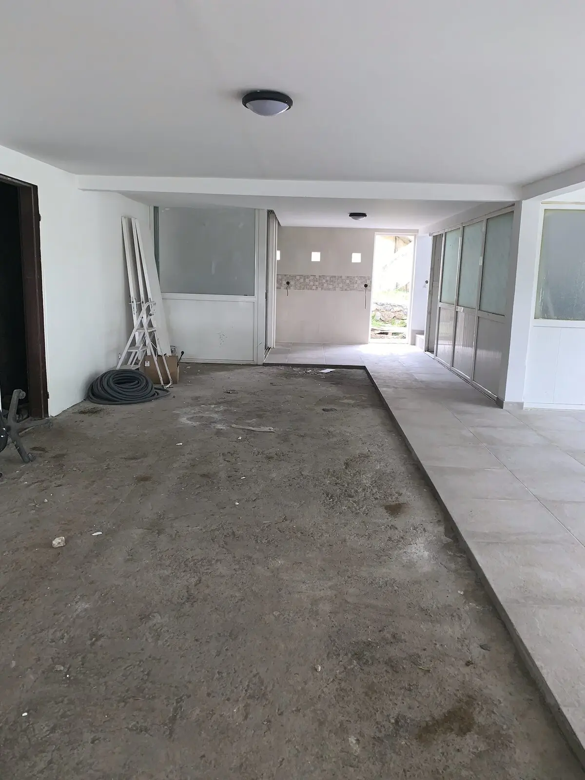 Sol préparé et ragréé avant la pose du nouveau carrelage
