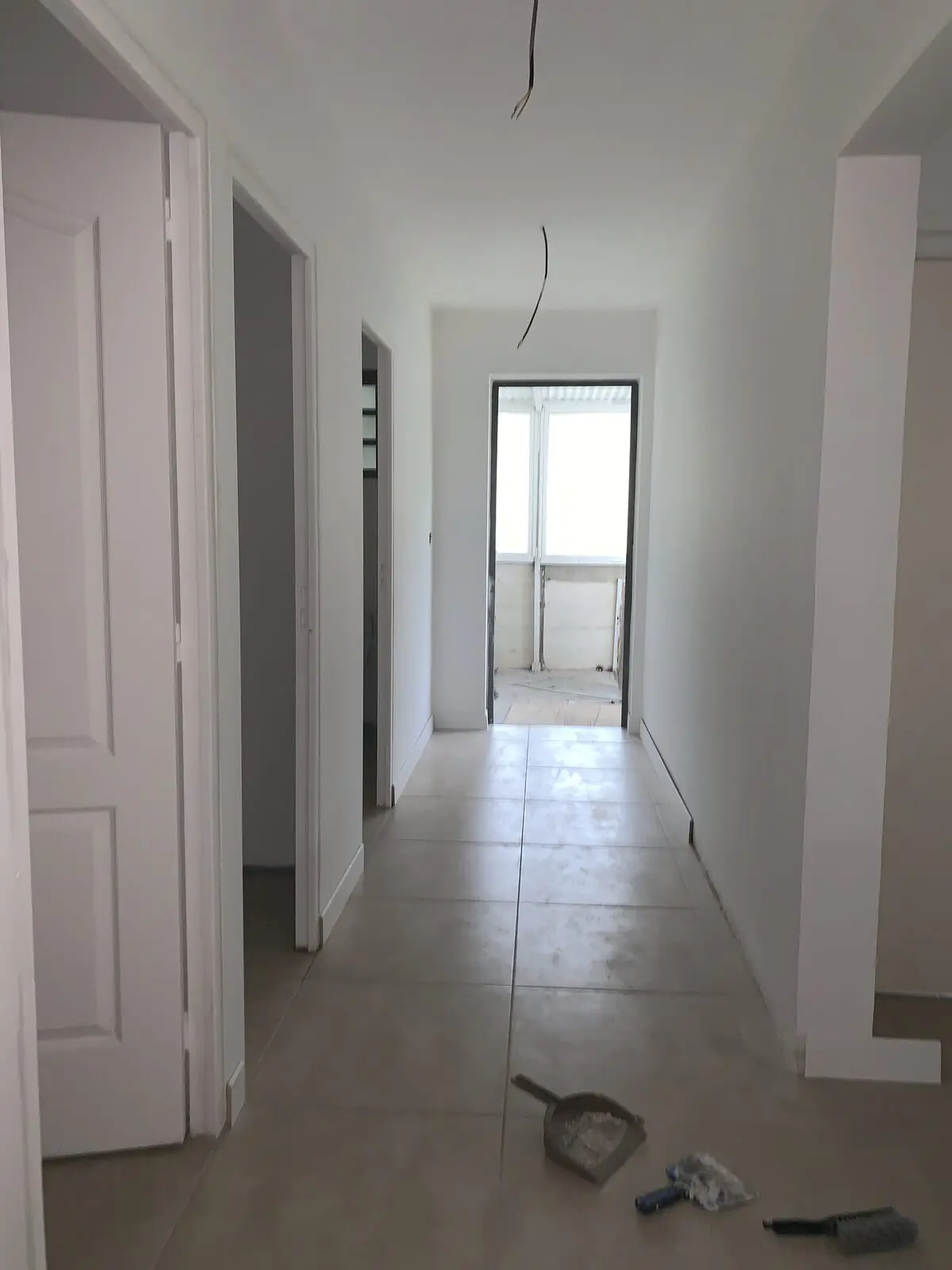 Couloir refait avec portes neuves et carrelage clair