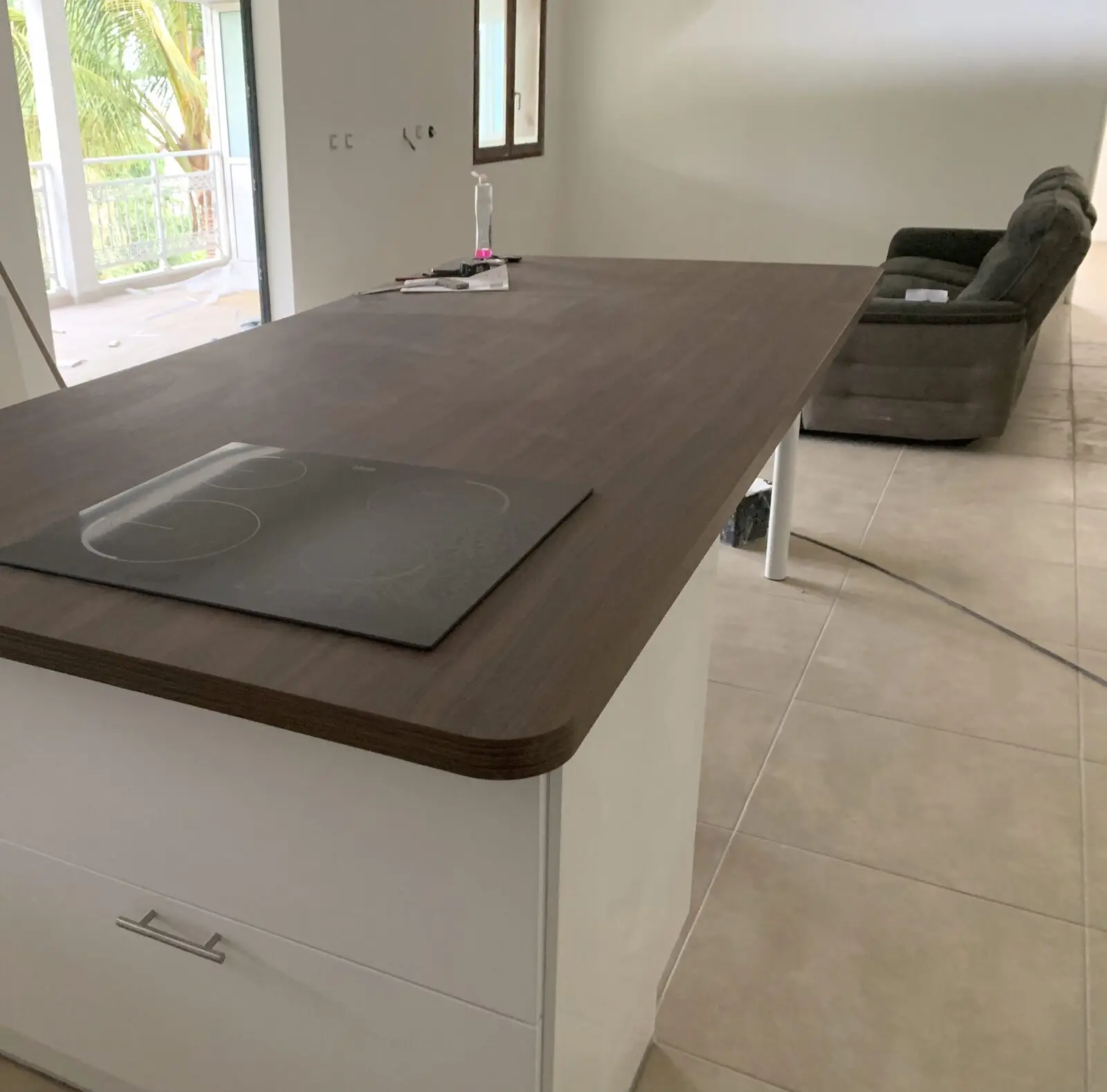 Nouvelle cuisine avec îlot central, plan de travail bois et plaque à induction