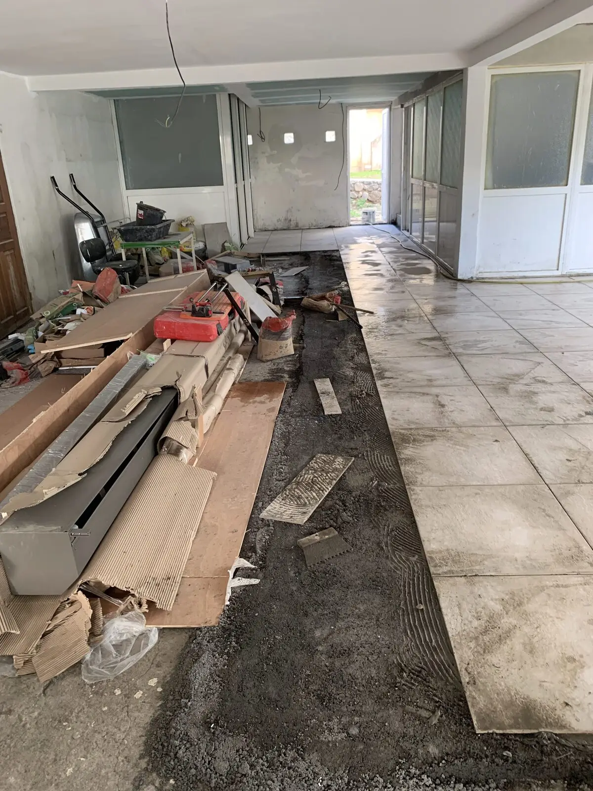 Dépose du carrelage existant, chape mise à nu