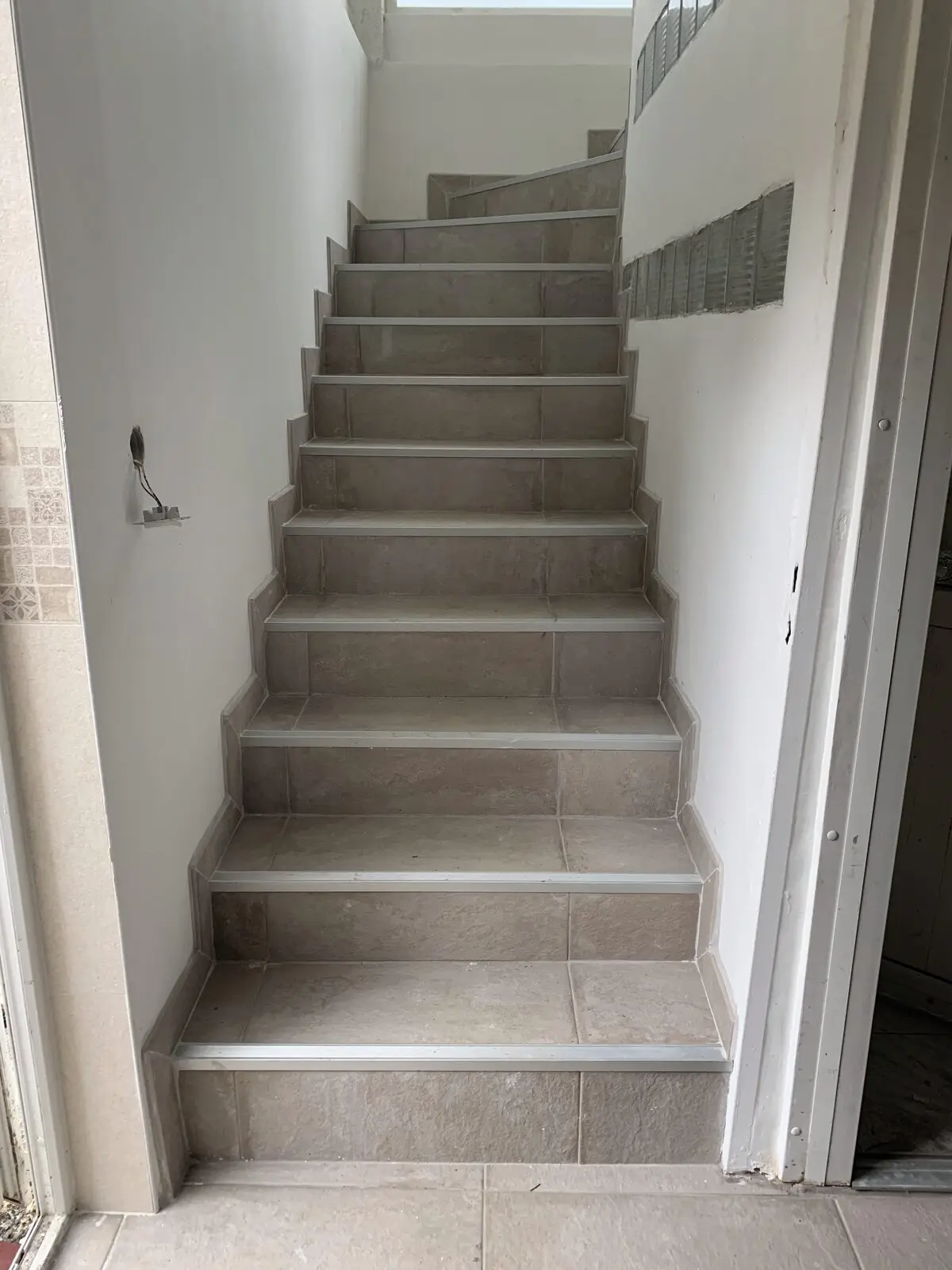 Escalier refait en carrelage avec nez de marche neufs