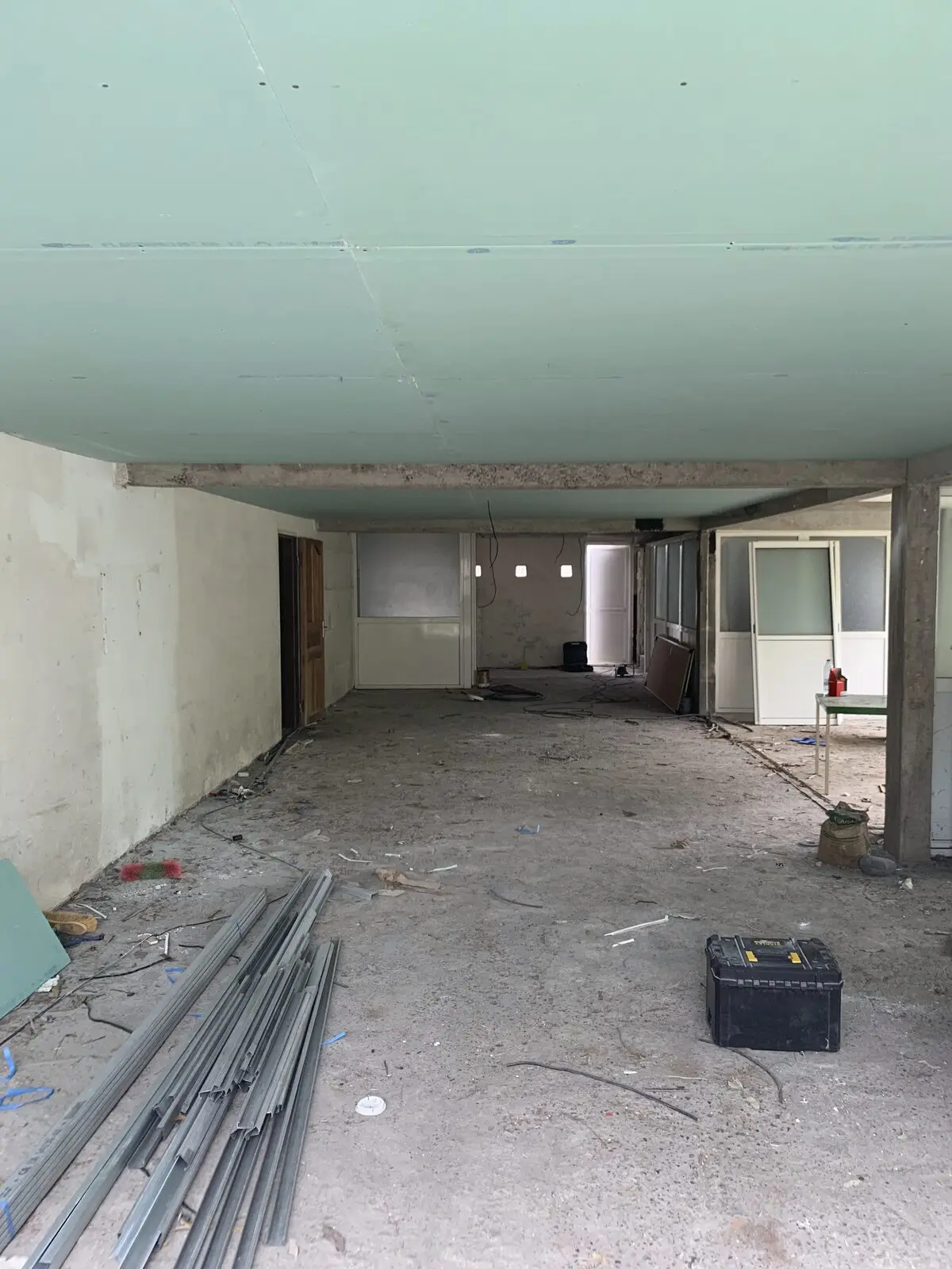 Ossature métallique de faux-plafond posée dans le séjour