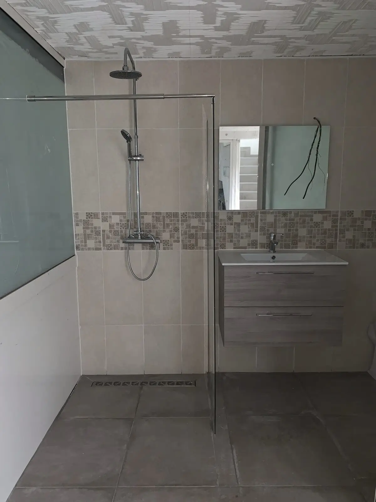 Salle d’eau avec douche à l’italienne, meuble vasque et WC