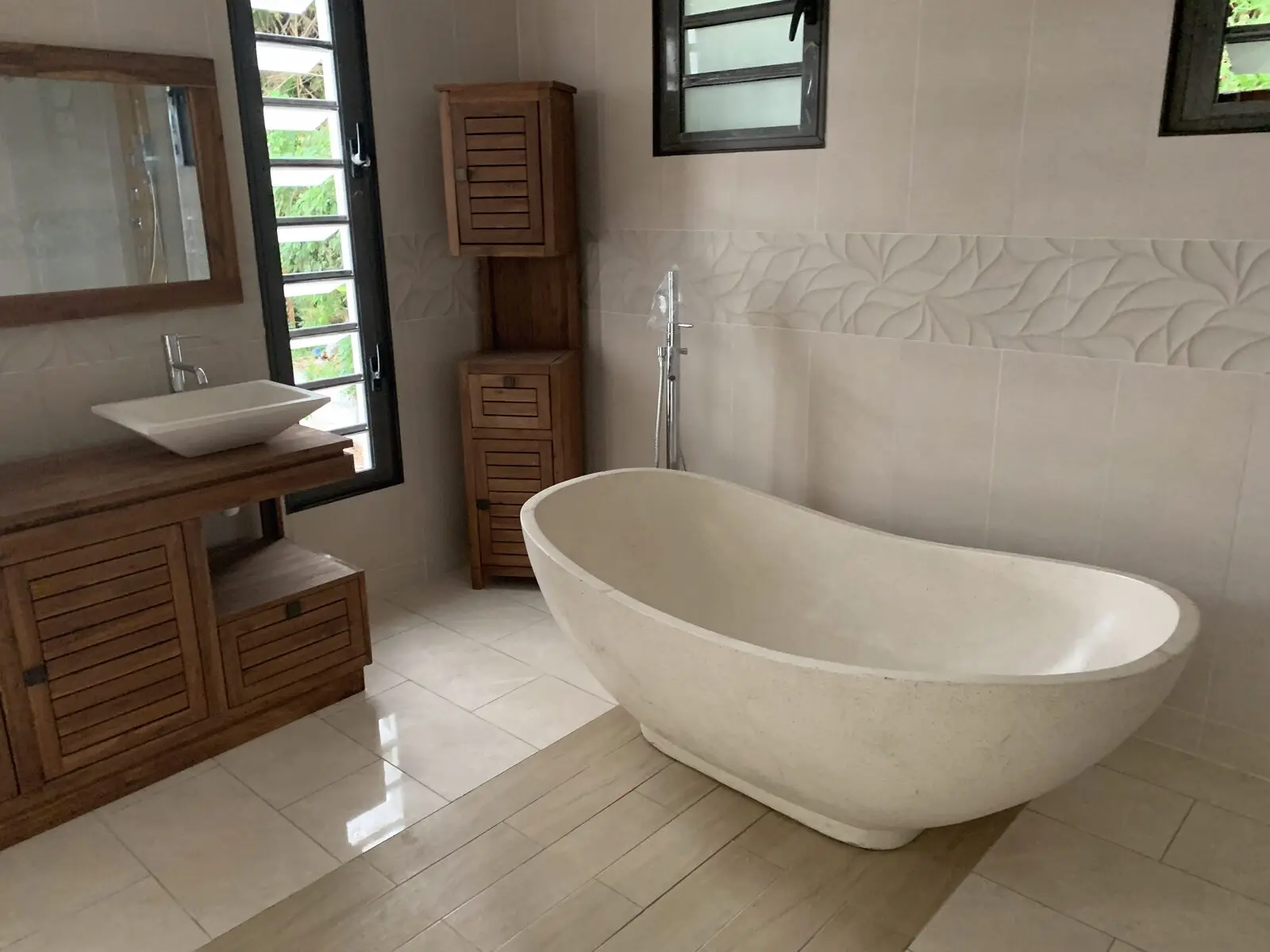 Salle de bain refaite avec baignoire îlot, dans une maison rénovée à Sainte-Marie
