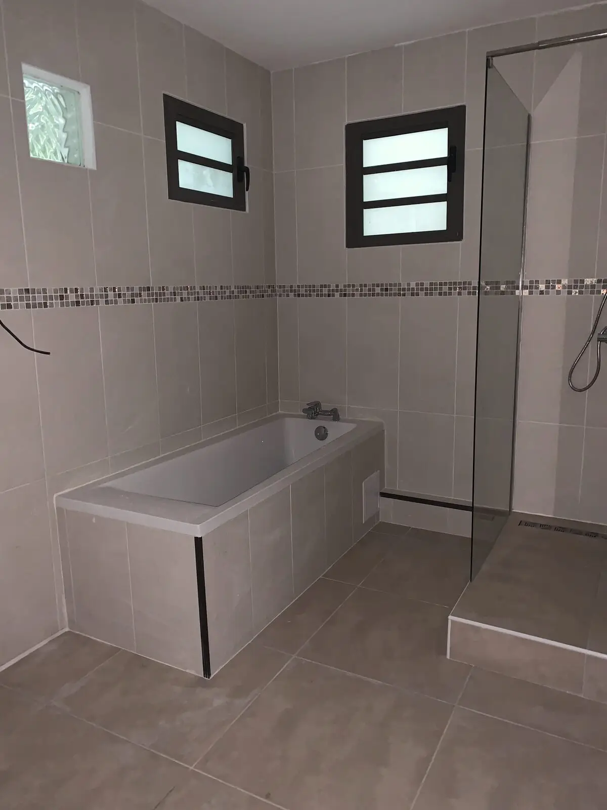 Seconde salle de bain avec baignoire et douche séparée